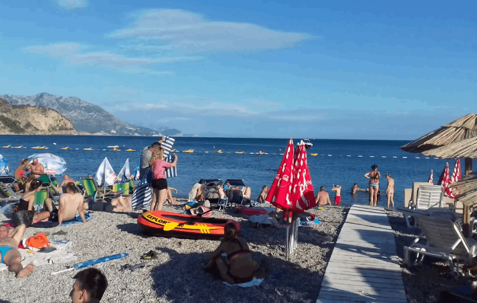 OBAVEŠTENJE NA CRNOGORSKOJ PLAŽI PODELILO KORISNIKE DRUŠTVENIH MREŽA: Ko je u pravu – UGOSTITELJI ILI GOSTI?